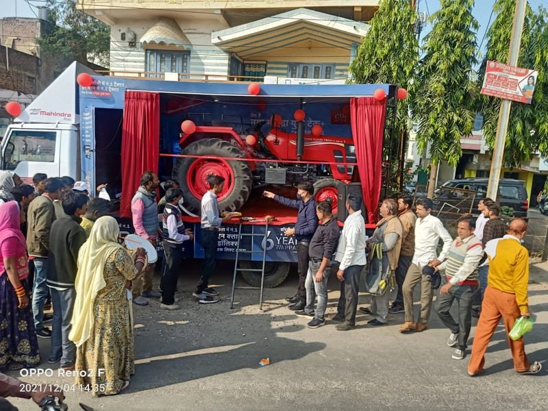 Backlit tractor-mounted mobile launch vehicle for the Yuvo Tech+ range